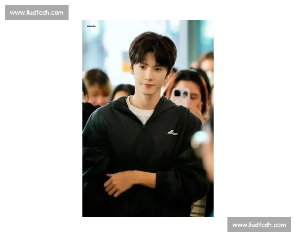 陈哲远泰国见面会 C 位登场,与高层合影尽显国际巨星风范 陈哲远泰国见面会 C 位登场,与高层合影尽显国际巨星风范