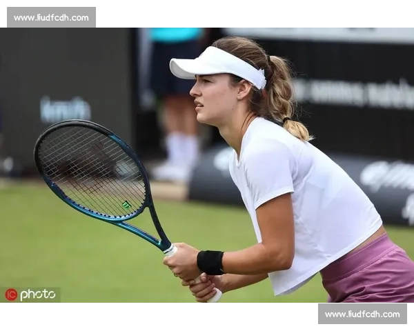 郑钦文柏林街拍：紫色网球包配 Labubu 玩偶，赛场外的个性符号